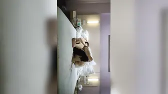 小伙约操良家眼镜嫩妹，撩起白裙摸穴调情