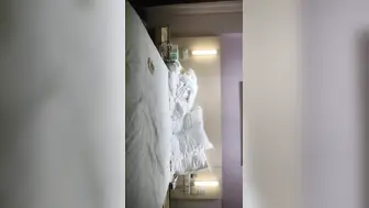 小伙约操良家眼镜嫩妹，撩起白裙摸穴调情