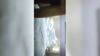 小伙约操良家眼镜嫩妹，撩起白裙摸穴调情