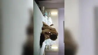 小伙约操良家眼镜嫩妹，撩起白裙摸穴调情