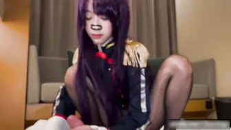萝莉女友化身狂战士 狗链捆绑舔脚调教男友 满满反差骚劲 她娇嗔的命令，配上萝莉可爱的脸蛋，让男友欲求不满