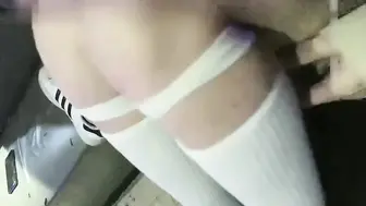 身穿制服的小萝莉在KTV里喝下几瓶啤酒，脸颊泛红，她拉着男人走向厕所