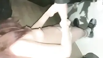 身穿制服的小萝莉在KTV里喝下几瓶啤酒，脸颊泛红，她拉着男人走向厕所