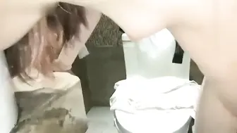 身穿制服的小萝莉在KTV里喝下几瓶啤酒，脸颊泛红，她拉着男人走向厕所