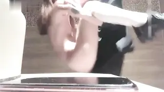身穿制服的小萝莉在KTV里喝下几瓶啤酒，脸颊泛红，她拉着男人走向厕所