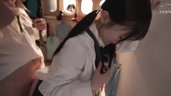 PZZ-882 [中文字幕] 在电车内即使被痴汉骚扰、被弄到高潮、甚至尿在裤子里，也只能拼命忍住声音，无法说出“不要”的制服美少女， 林芽依