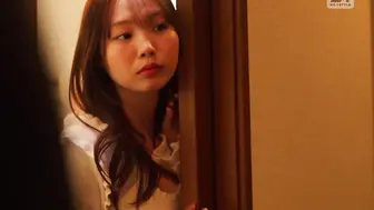 SONE-832 [中文字幕] 明显想和我做爱的她，巨乳妹妹错过末班车，所以过夜了。 小日向美优