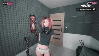 她不停地用私处摩擦我的阴茎，直到我射精在她的内裤里。#pinkloving