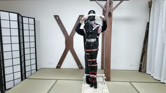 鹿角与猫爪 乳胶旗袍奴隶，上下洞全被填满，钢管拘束架罚站，金属镣铐并肘，尼龙紧固器绑带束腿，重型金属腰带束腰，前后上轮番刺激