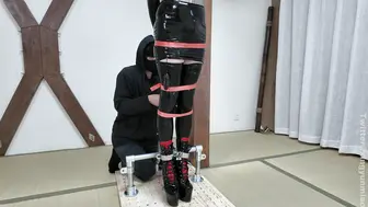 鹿角与猫爪 乳胶旗袍奴隶，上下洞全被填满，钢管拘束架罚站，金属镣铐并肘，尼龙紧固器绑带束腿，重型金属腰带束腰，前后上轮番刺激