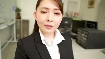 日本精品少妇「白石ゆり」出整个屁股的开档连裤袜挑逗部下的不伦女上司