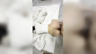 白天清纯脸米色小熊吊带被正面猛干多毛穴吞尽，夜间白衬衫格子超短裙后入按臀肉颤，酒店投影仪前做爱