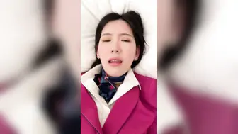 粉色空乘制服蓝领巾黑丝长筒，酒店沙发上翘腿撩裙、红甲脚尖踩茶几自摸，又软又色