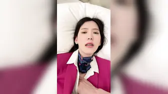 粉色空乘制服蓝领巾黑丝长筒，酒店沙发上翘腿撩裙、红甲脚尖踩茶几自摸，又软又色