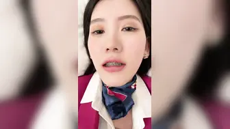粉色空乘制服蓝领巾黑丝长筒，酒店沙发上翘腿撩裙、红甲脚尖踩茶几自摸，又软又色