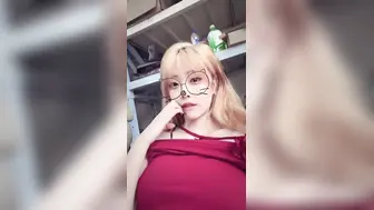 云南昆明玫瑰纹身擦边骚女穿水手服露腰，一脸欲求不满版抬腿被猛干，，闭眼张嘴浪叫