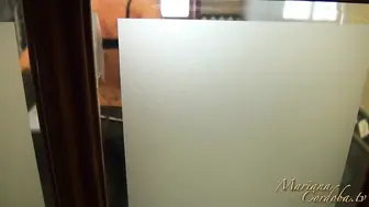 变性尤物被按在床上无套开干，精液灌满后还在轻轻吸吮