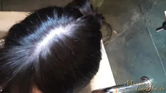 变性尤物被按在床上无套开干，精液灌满后还在轻轻吸吮