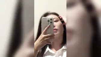 厦门颜值很不错的少妇被金主大哥包养的骚浪精贱母狗 对着镜子啪啪自拍直接操了20几分钟