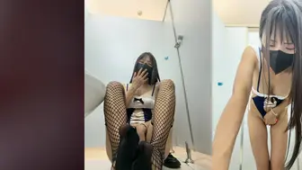 美女主播男厕露出自慰 直播镜头前隔间门大开 双腿分开用跳蛋狂插骚穴到潮吹 门外有人经过时故意浪叫
