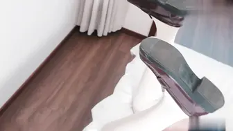 嫩小兔时雨羽衣色诱保安大叔口足穴中出