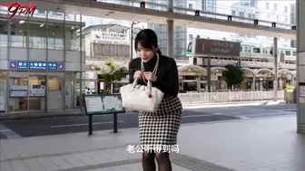 老公要求别人玩弄我：人妻被丈夫逼着张开双腿 被陌生人内射到高潮失神