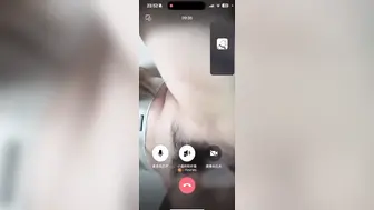 鸭舌帽双马尾青春活力四射，拍写真现场竟被摄影师侵入无套中出内射